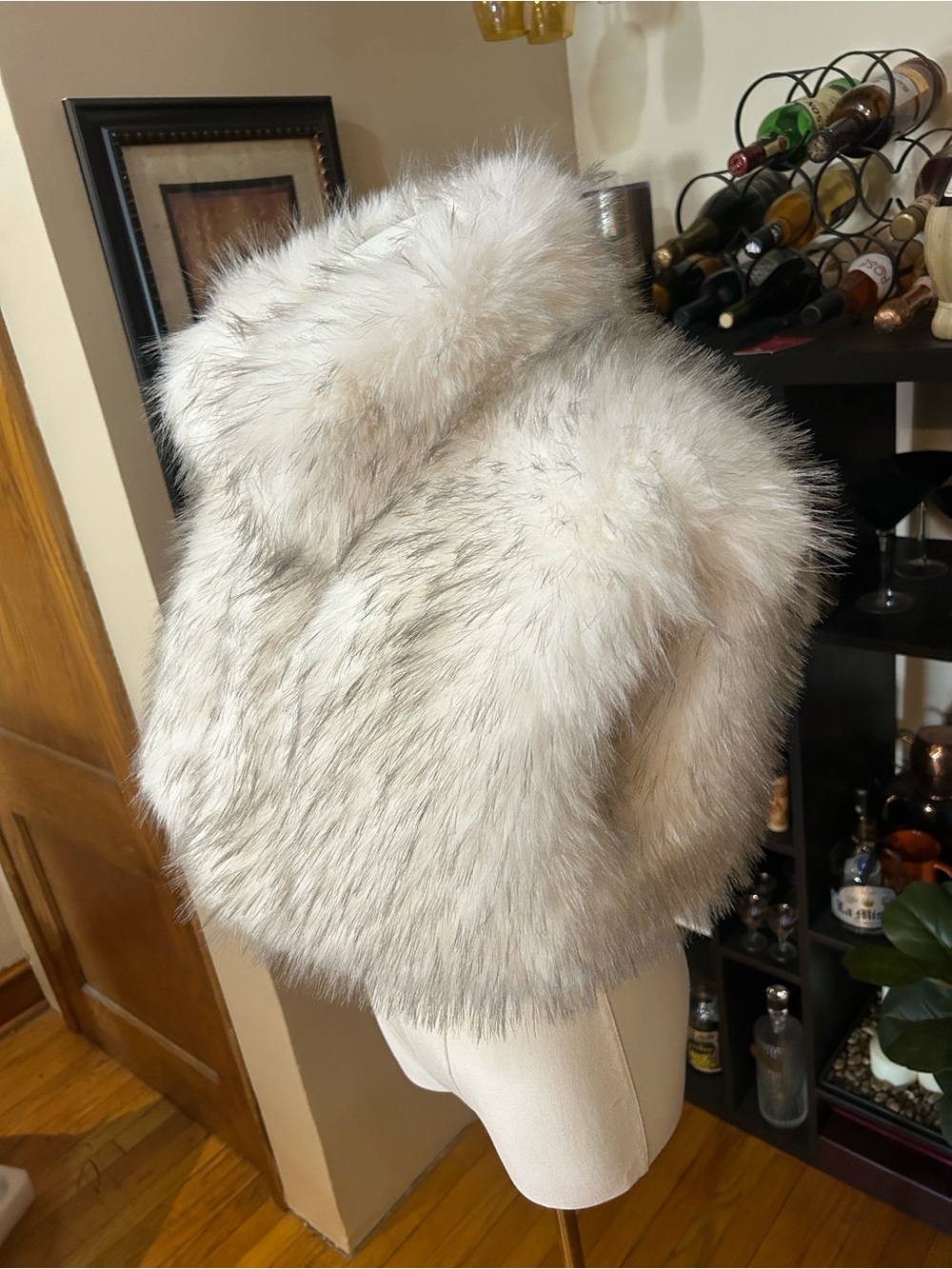 AKIRA Cream-Gray Faux Fur Cropped Vest - Picture 3 of 5